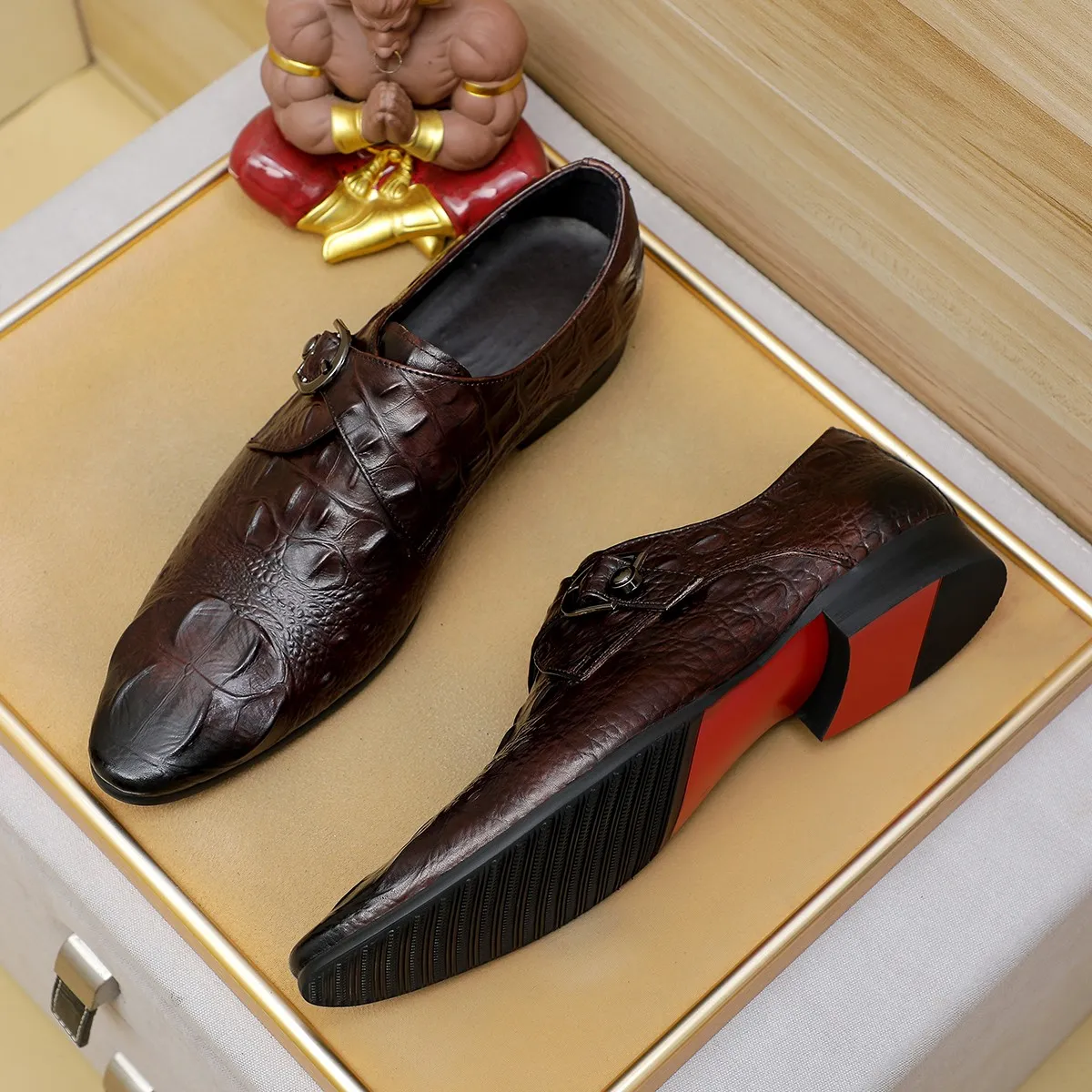 Men's shoes 💰560 💰 Louis Vuitton LV ® Autumn and Winter 🆕 models 🔛Full shoe counter First layer cowhide, 🐂Leather lined casual shoes for men, super soft outsole, a must-have for driving. Counter synchronization Original first layer cowhide Completely 1:1 mold customization 🌹Top version, 2 colors available! Number: 38-45 (37.46. Customized)